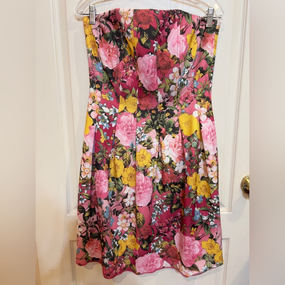 New York & Co strapless vibrant floral dress. Lined with non-move rubber. Size L